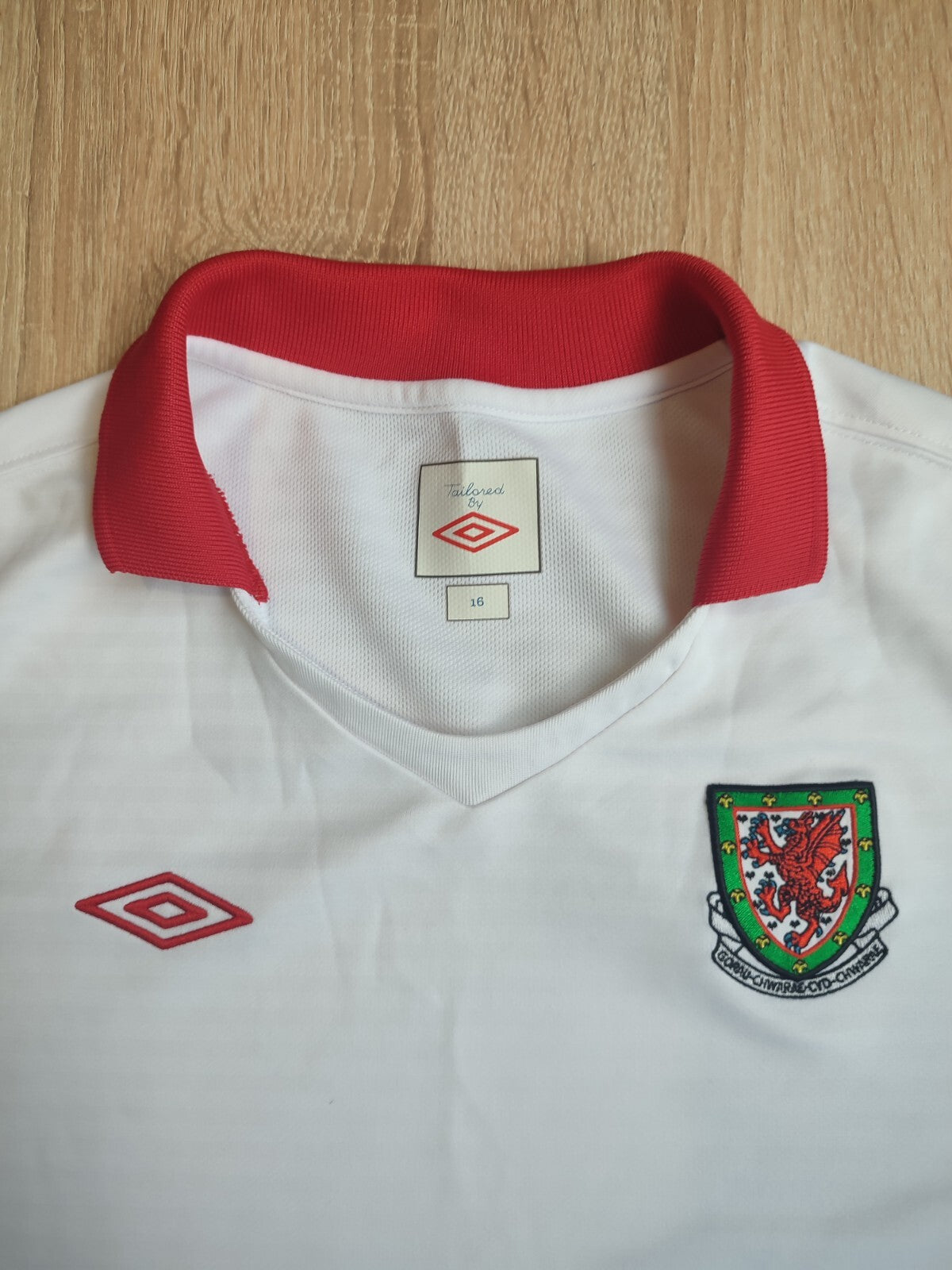 women's Wales 2010 2011 away Size L (16) Umbro football shirt jersey soccer kit