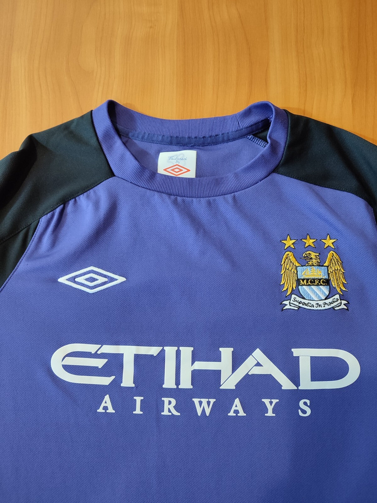 Manchester City 20009 2010 training Sz M Umbro football soccer shirt jersey kit