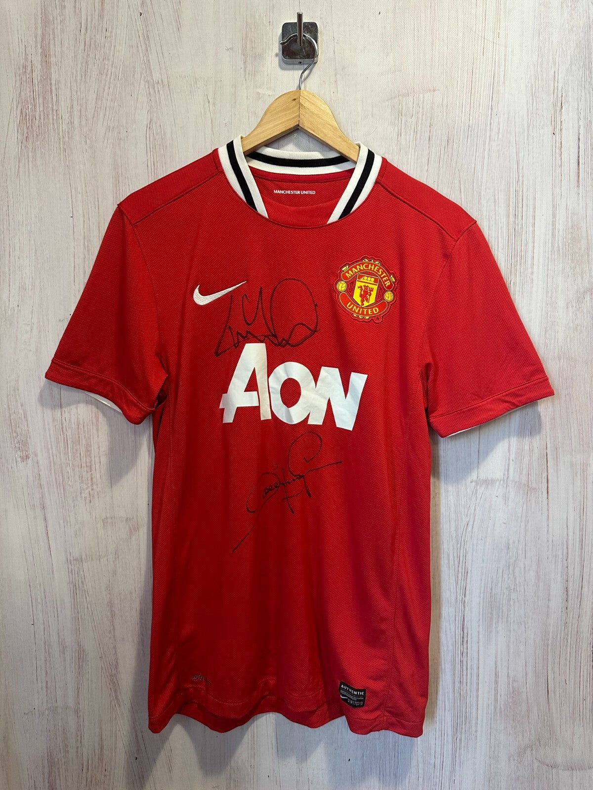SIGNED Manchester United 2011 2012 home Size M shirt jersey football soccer kit