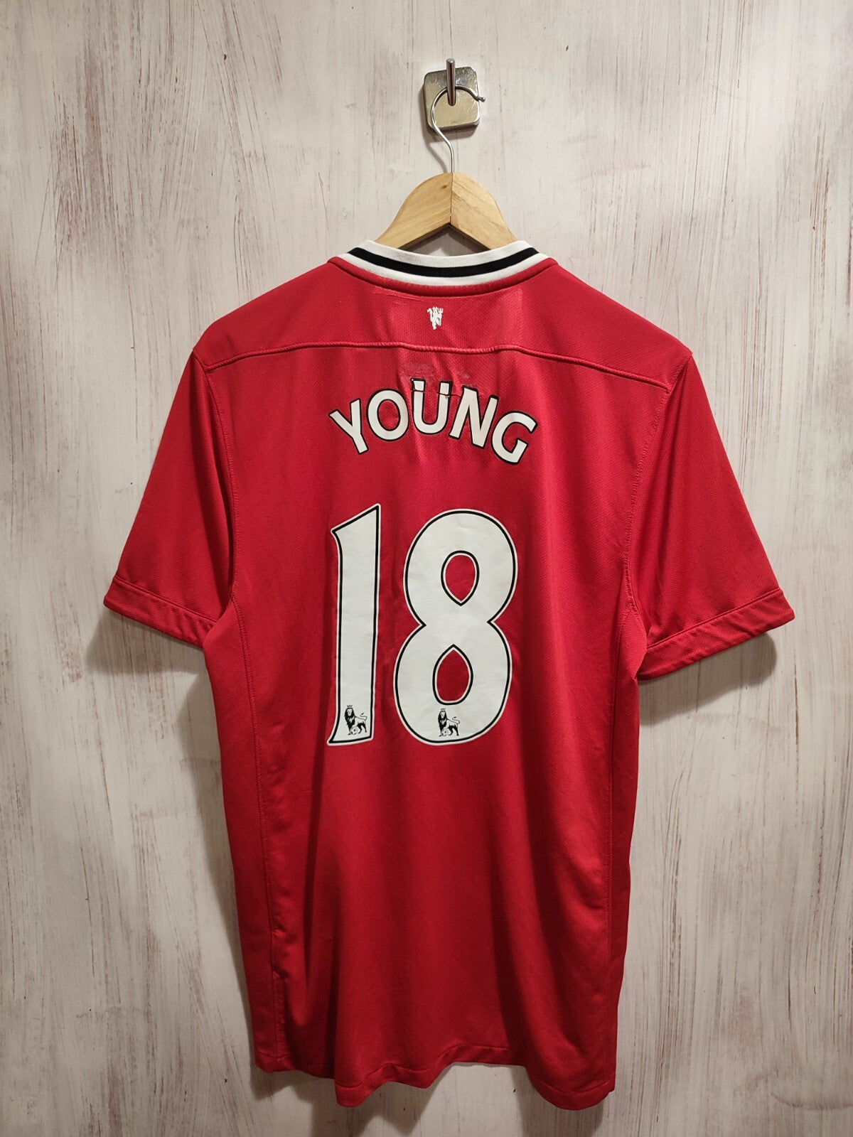 Manchester United 2011 2012 home Size L Nike shirt jersey football soccer Young