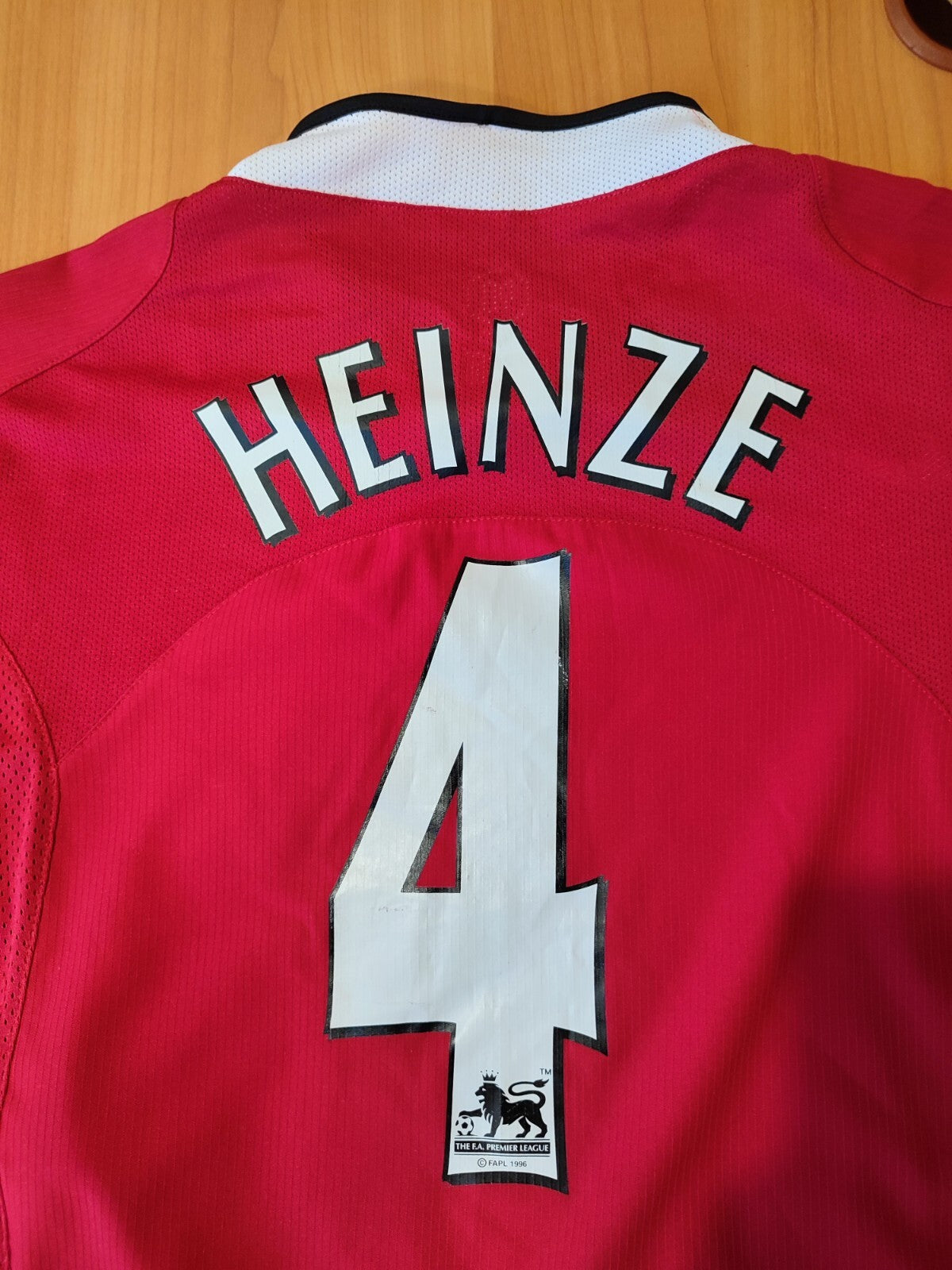 Manchester United 2004 2005 2006 home Size L soccer shirt jersey football Heinze
