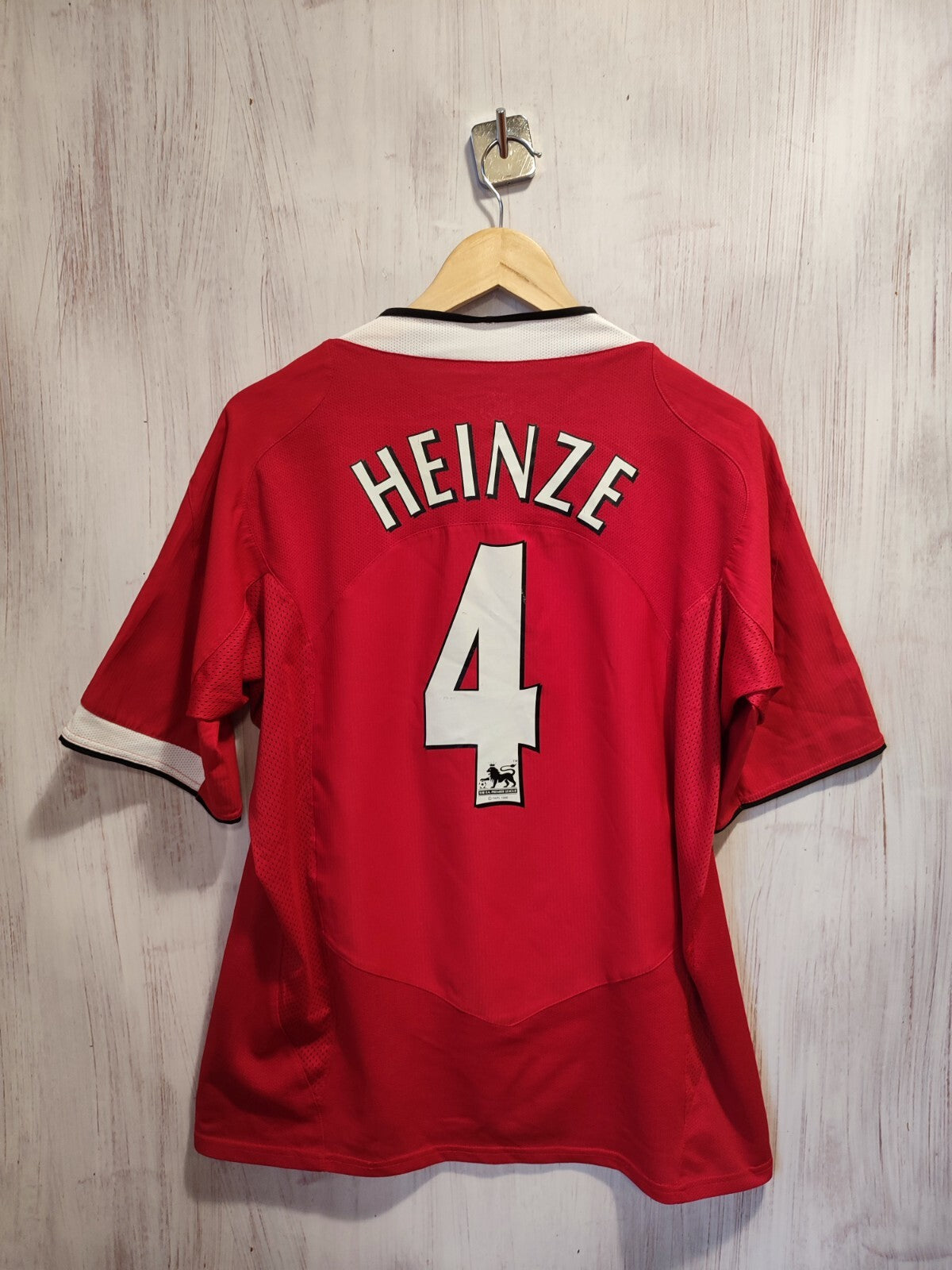 Manchester United 2004 2005 2006 home Size L soccer shirt jersey football Heinze